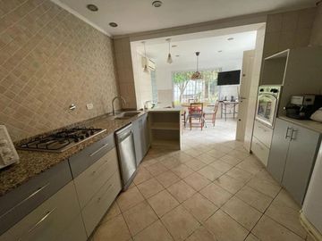 Casa en venta - 3 Dormitorios 2 Baños - Cocheras - 600Mts2 - San Miguel