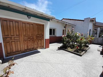 2 CASAS EN VENTA EN BLOCK  SOBRE ESPECTACULAR LOTE DE 10 x 43,30