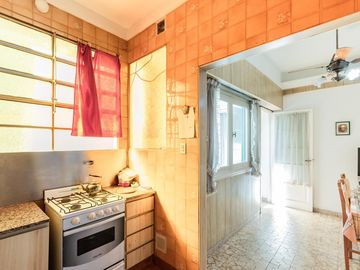 Departamento tipo Casa. Tres ambientes. Balcón. Villa Crespo
