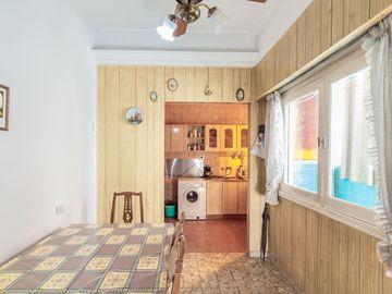 Departamento tipo Casa. Tres ambientes. Balcón. Villa Crespo