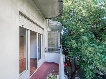 Departamento tipo Casa. Tres ambientes. Balcón. Villa Crespo