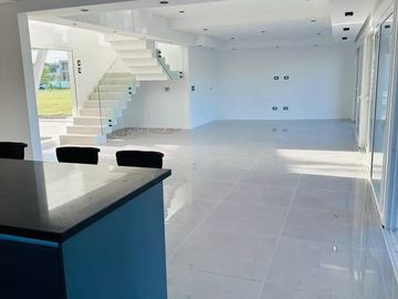 Casa en venta - 4 Dormitorios 4 Baños - 800Mts2 - Canning