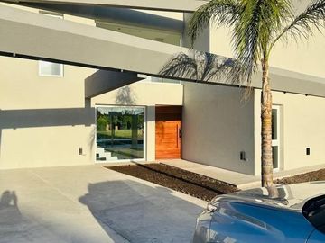 Casa en venta - 4 Dormitorios 4 Baños - 800Mts2 - Canning