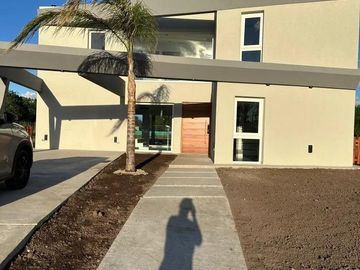 Casa en venta - 4 Dormitorios 4 Baños - 800Mts2 - Canning