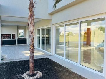 Casa en venta - 4 Dormitorios 4 Baños - 800Mts2 - Canning