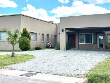 Casa en Venta, 4 Dormitorios, Quincho y Parrilla Country Lomas de City Bell
