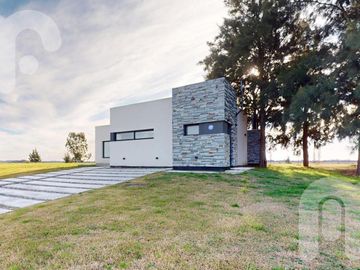 CASA EN VENTA -  LA VICTORIA POLO CLUB