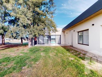 CASA EN VENTA -  LA VICTORIA POLO CLUB