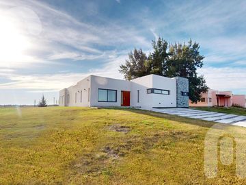 CASA EN VENTA -  LA VICTORIA POLO CLUB