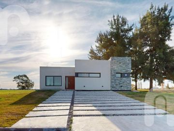 CASA EN VENTA -  LA VICTORIA POLO CLUB