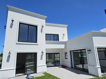 PREVENTA | EXCELENTE CASA EN BARRIO PRIVADO