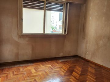 4 ambientes al frente con balcón y cochera cubierta para actualizar Nicolás Repetto al 400