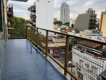 4 ambientes al frente con balcón y cochera cubierta para actualizar Nicolás Repetto al 400