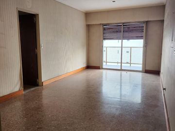 4 ambientes al frente con balcón y cochera cubierta para actualizar Nicolás Repetto al 400