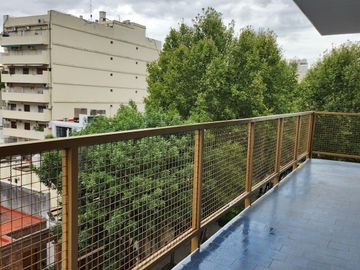 4 ambientes al frente con balcón y cochera cubierta para actualizar Nicolás Repetto al 400