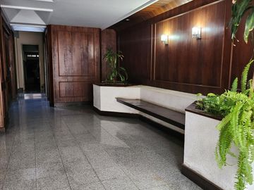4 ambientes al frente con balcón y cochera cubierta para actualizar Nicolás Repetto al 400