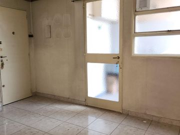 4 ambientes al frente con balcón y cochera cubierta para actualizar Nicolás Repetto al 400