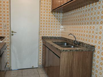 4 ambientes al frente con balcón y cochera cubierta para actualizar Nicolás Repetto al 400