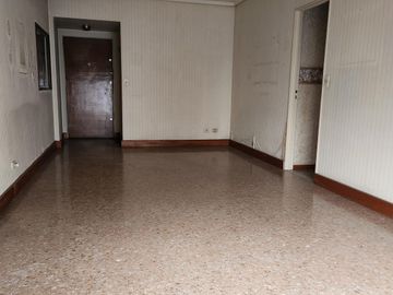 4 ambientes al frente con balcón y cochera cubierta para actualizar Nicolás Repetto al 400