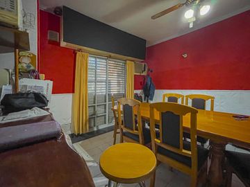 Casa de 2 dormitorios con jardín y pileta