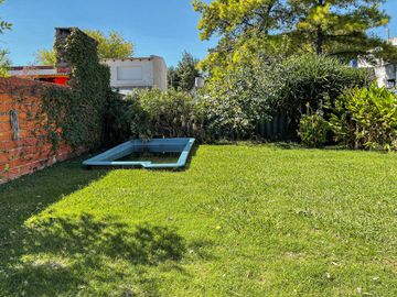 Casa de 2 dormitorios con jardín y pileta
