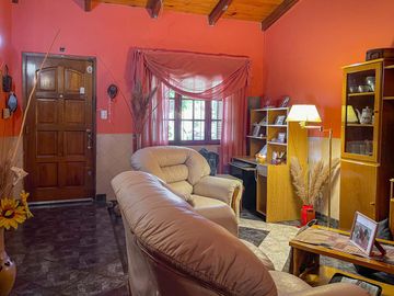 Casa de 2 dormitorios con jardín y pileta