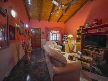 Casa de 2 dormitorios con jardín y pileta