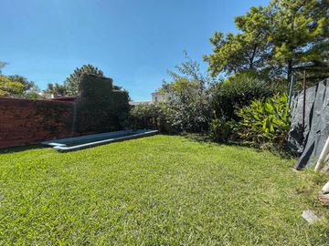 Casa de 2 dormitorios con jardín y pileta