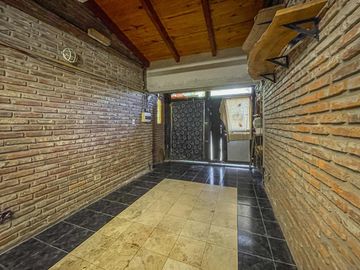 Casa de 2 dormitorios con jardín y pileta