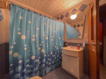 Casa de 2 dormitorios con jardín y pileta
