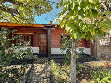 Casa de 2 dormitorios con jardín y pileta