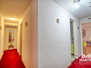 Semipiso 4 ambientes con dependencia, cochera y baulera, 1 cuadra de Alvear.