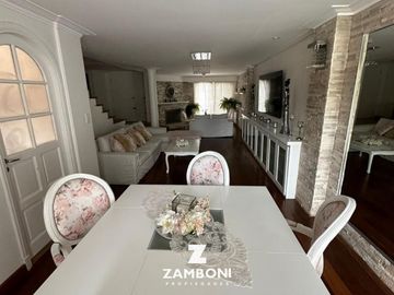 Importante chalet en venta frente a Plaza Del Agua