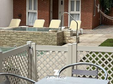 Importante chalet en venta frente a Plaza Del Agua