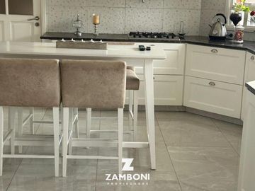 Importante chalet en venta frente a Plaza Del Agua