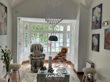 Importante chalet en venta frente a Plaza Del Agua