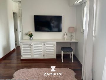 Importante chalet en venta frente a Plaza Del Agua