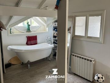 Importante chalet en venta frente a Plaza Del Agua