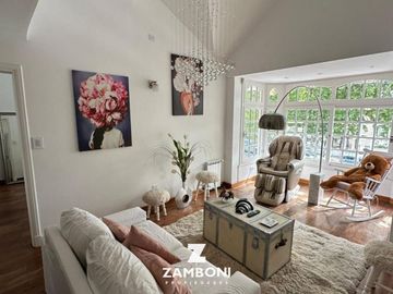 Importante chalet en venta frente a Plaza Del Agua