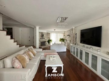 Importante chalet en venta frente a Plaza Del Agua