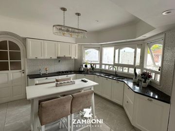 Importante chalet en venta frente a Plaza Del Agua