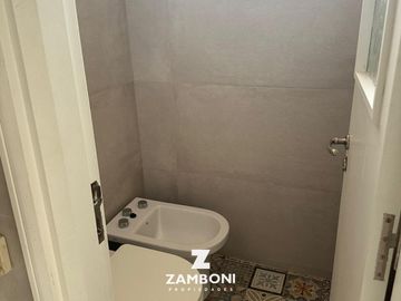 Importante chalet en venta frente a Plaza Del Agua