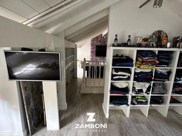 Importante chalet en venta frente a Plaza Del Agua