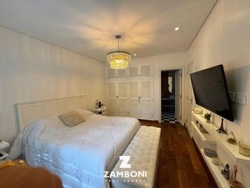 Importante chalet en venta frente a Plaza Del Agua