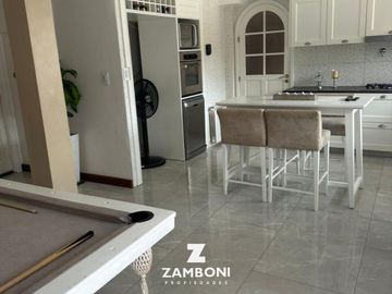 Importante chalet en venta frente a Plaza Del Agua