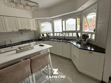 Importante chalet en venta frente a Plaza Del Agua
