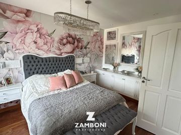 Importante chalet en venta frente a Plaza Del Agua