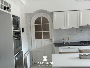 Importante chalet en venta frente a Plaza Del Agua