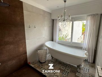 Importante chalet en venta frente a Plaza Del Agua