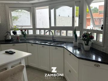 Importante chalet en venta frente a Plaza Del Agua